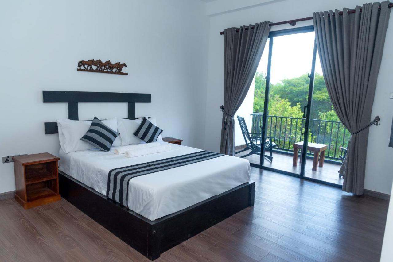 Black Mustang Hotel Dambulla Buitenkant foto