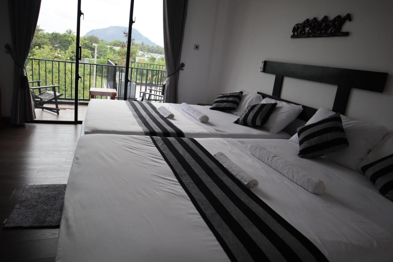 Black Mustang Hotel Dambulla Buitenkant foto